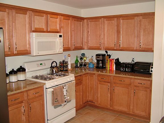 Kitchen w/ granite countertop