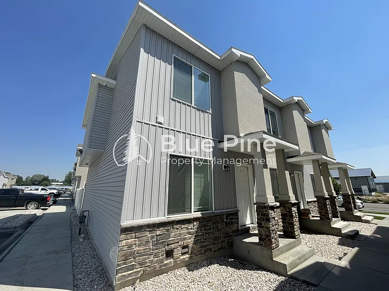 710 S Saturn Ave #C — Photo 2