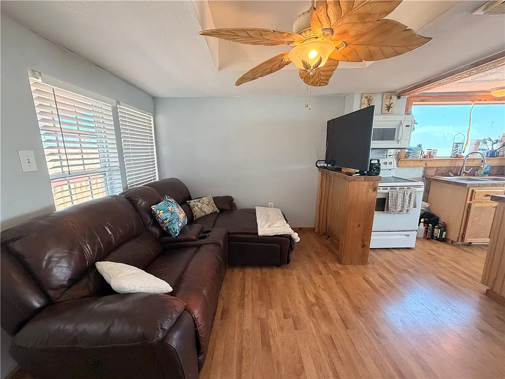 1 bed, 1.0 bath, 697 sqft, $1,600 — Photo 4