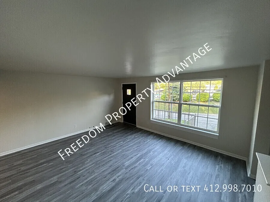 Building Photo - 3398 Columbia Dr
