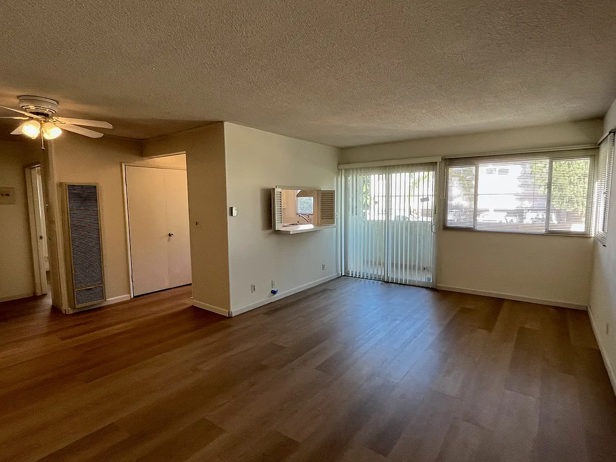 Building Photo - 11628 Mayfield Ave #4