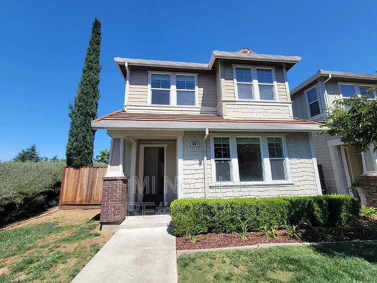 481 Lexington Dr — Photo 1