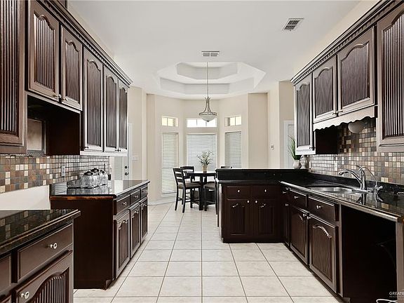 4th image of 2808 Chateau St