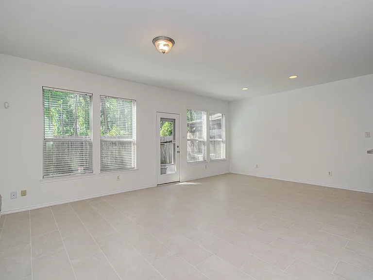 743 Hallsleigh Ln — Photo 11