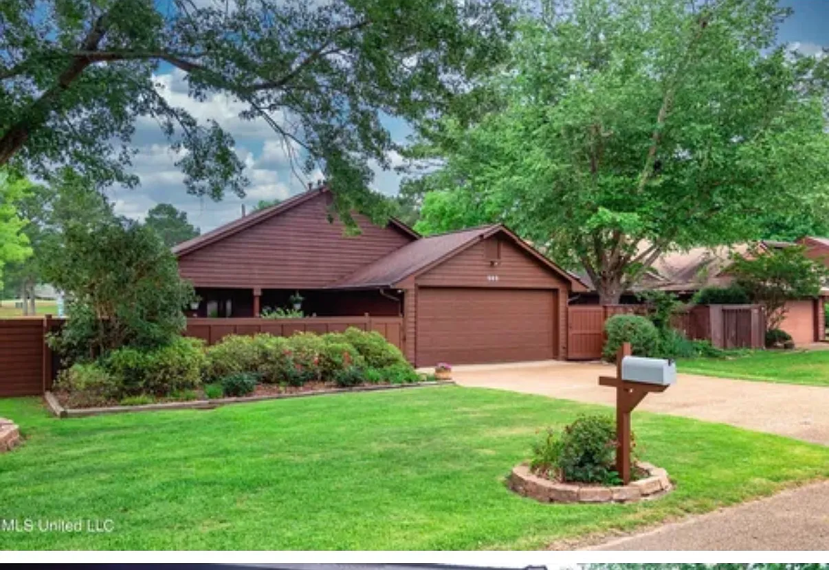 562 S Deerfield Dr — Photo 1