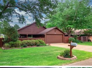 562 S Deerfield Dr, Canton, MS 39046