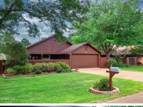 562 S Deerfield Dr, Canton, MS 39046