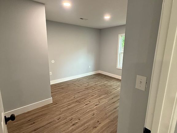 5th image of 3913 Pine Ave SW