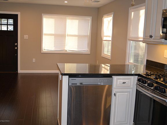 5th image of 3147 Hiawatha Ave