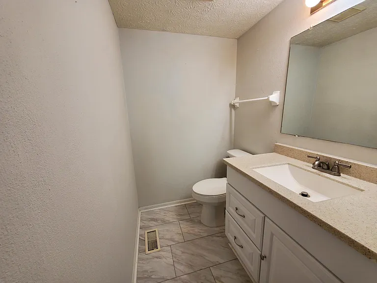 1001 Syracuse Ln — Photo 14