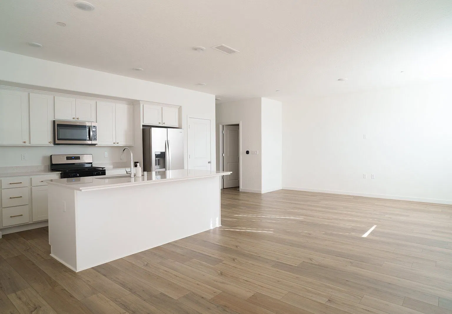 3 bed, 2.0 bath, $2,800 — Photo 2