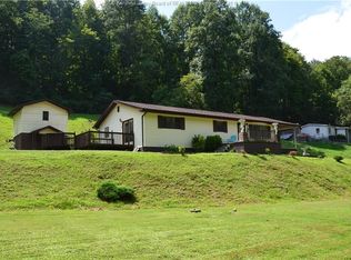 1663 Sand Plant Rd, South Charleston, WV 25309