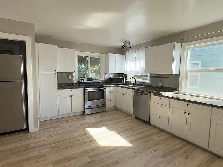 627 W Marine Dr — Photo 10