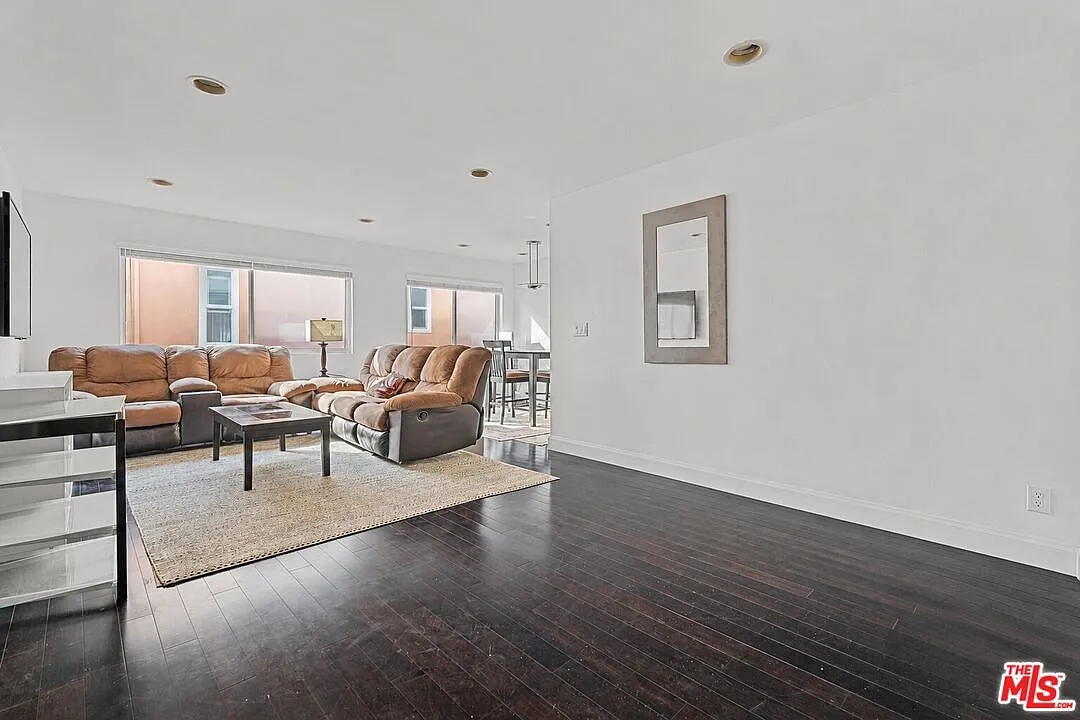 1 bed, 1.0 bath, 720 sqft, $4,000 — Photo 2