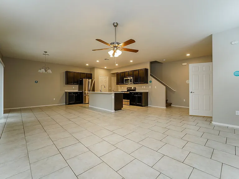 7621 W Valencia Rd — Photo 5