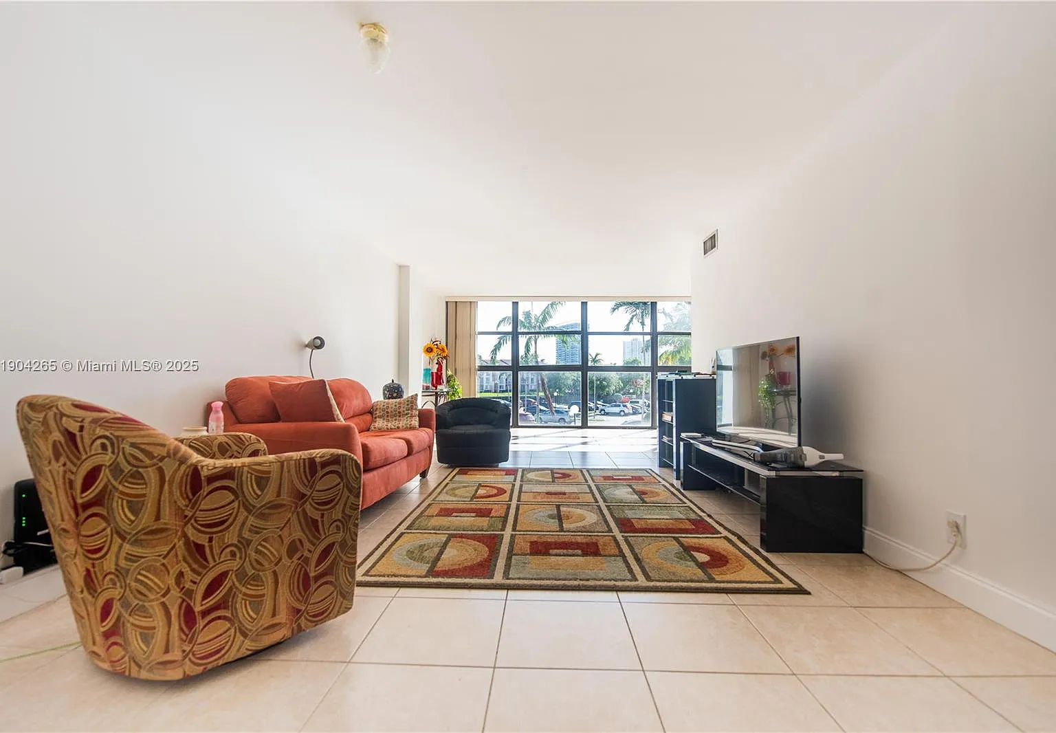 200 Leslie Condo — Photo 1