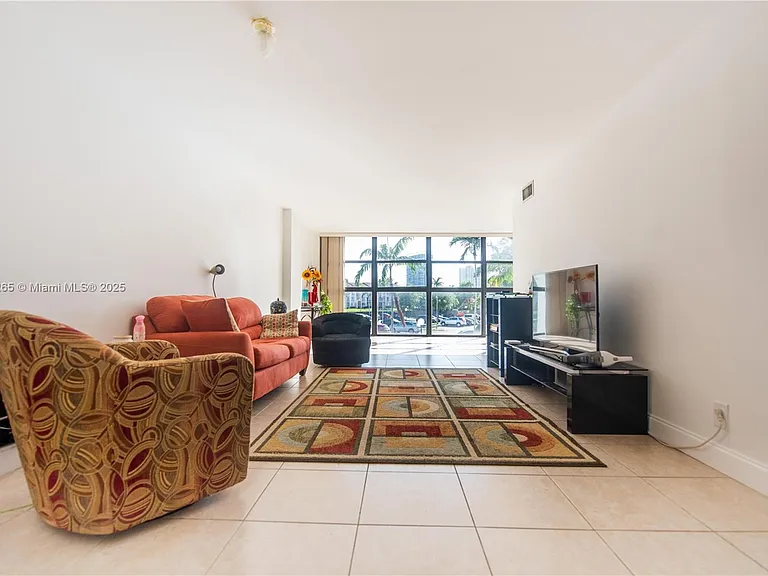 200 Leslie Dr #214 — Photo 1