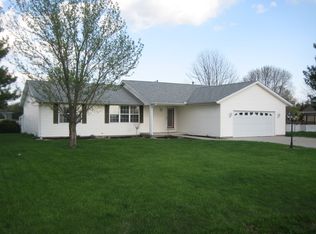1196 Country Club Rd, Sullivan, IL 61951