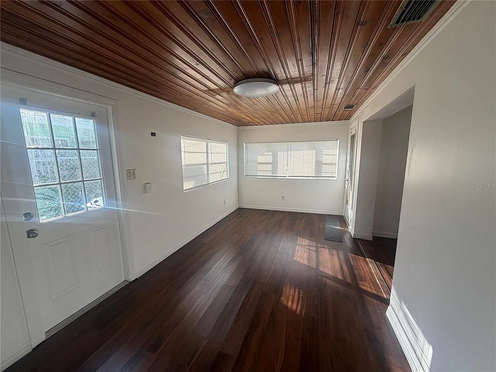 3 bed, 1.5 bath, 1162 sqft, $3,200 — Photo 3