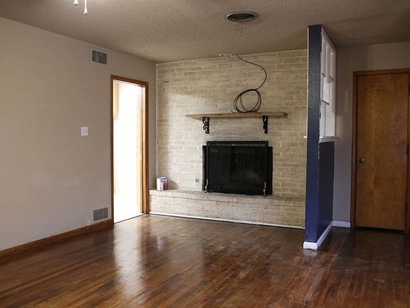 3rd image of 320 W Plains Ave