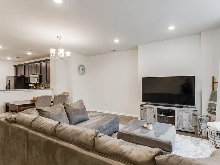 22 Veterans Dr — Photo 5