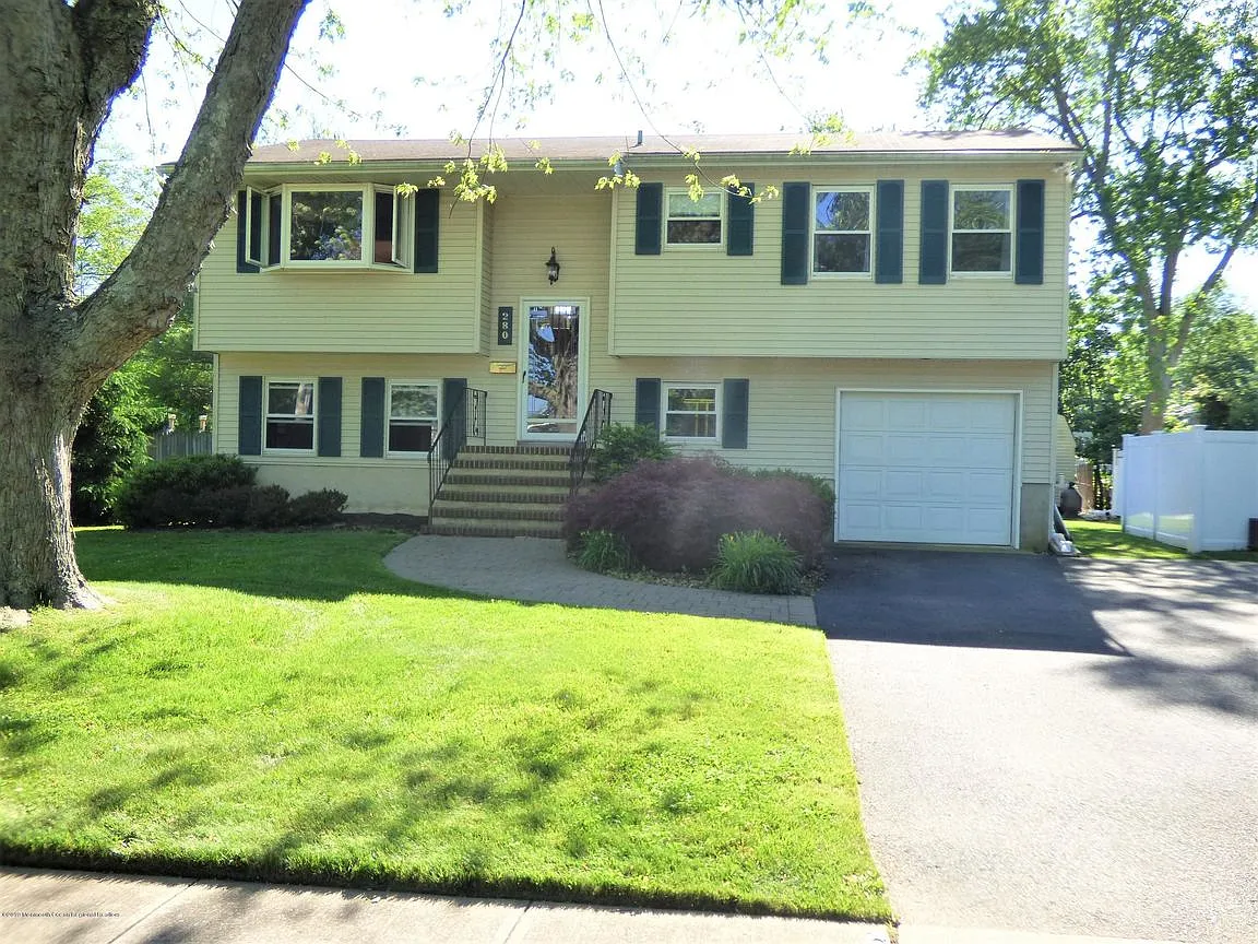 280 Mac Arthur Ave photo 1