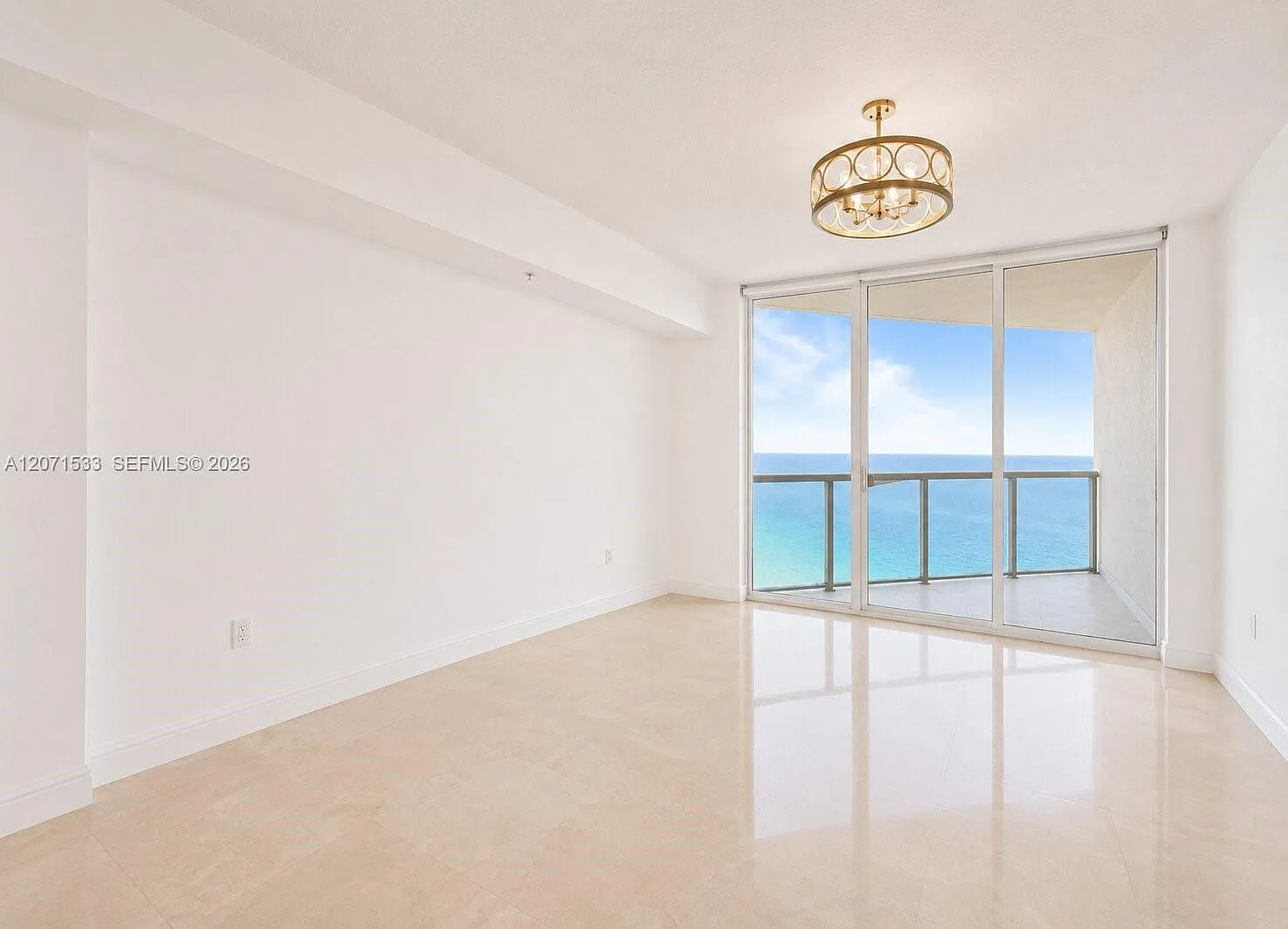 La Perla Condo — Photo 3