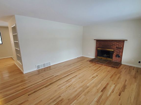 2nd image of 520 W 3rd Avenue Dr
