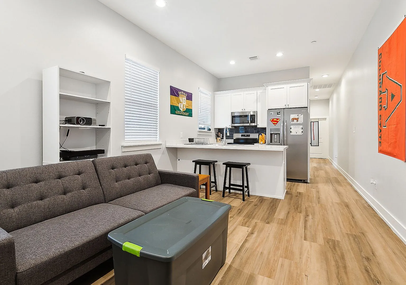 Cozy 2 Bedroom, 1 Bath Apartment — Photo 2