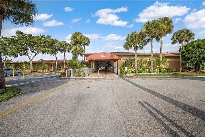 1 bed, 1.5 bath, 704 sqft, $1,250 — Photo 2