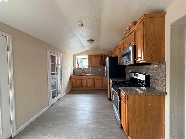 907 S 10th St — Photo 15