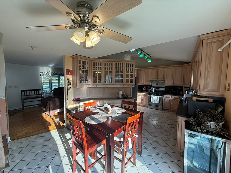 1021 Stonegate Rd — Photo 5