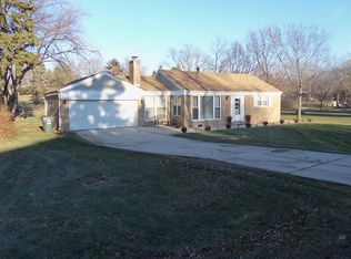 1S547 Macarthur Dr, Oakbrook Ter, IL 60181