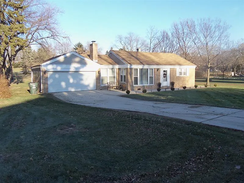 1S547 Macarthur Dr photo 1
