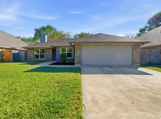 1212 Eagle Lake Dr, Azle, TX 76020