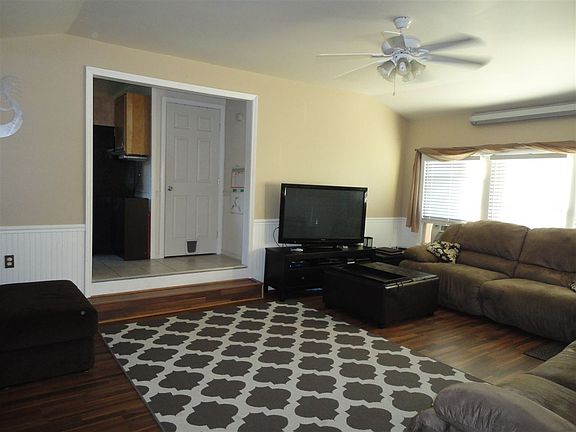 3rd image of 934 Marion Ave