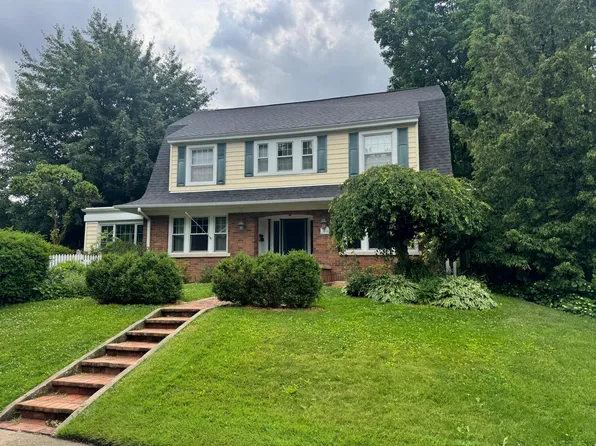 535 Cambridge Blvd SE, East Grand Rapids, MI 49506