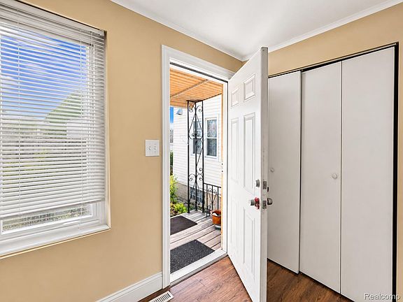 5th image of 3875 Sobieski St