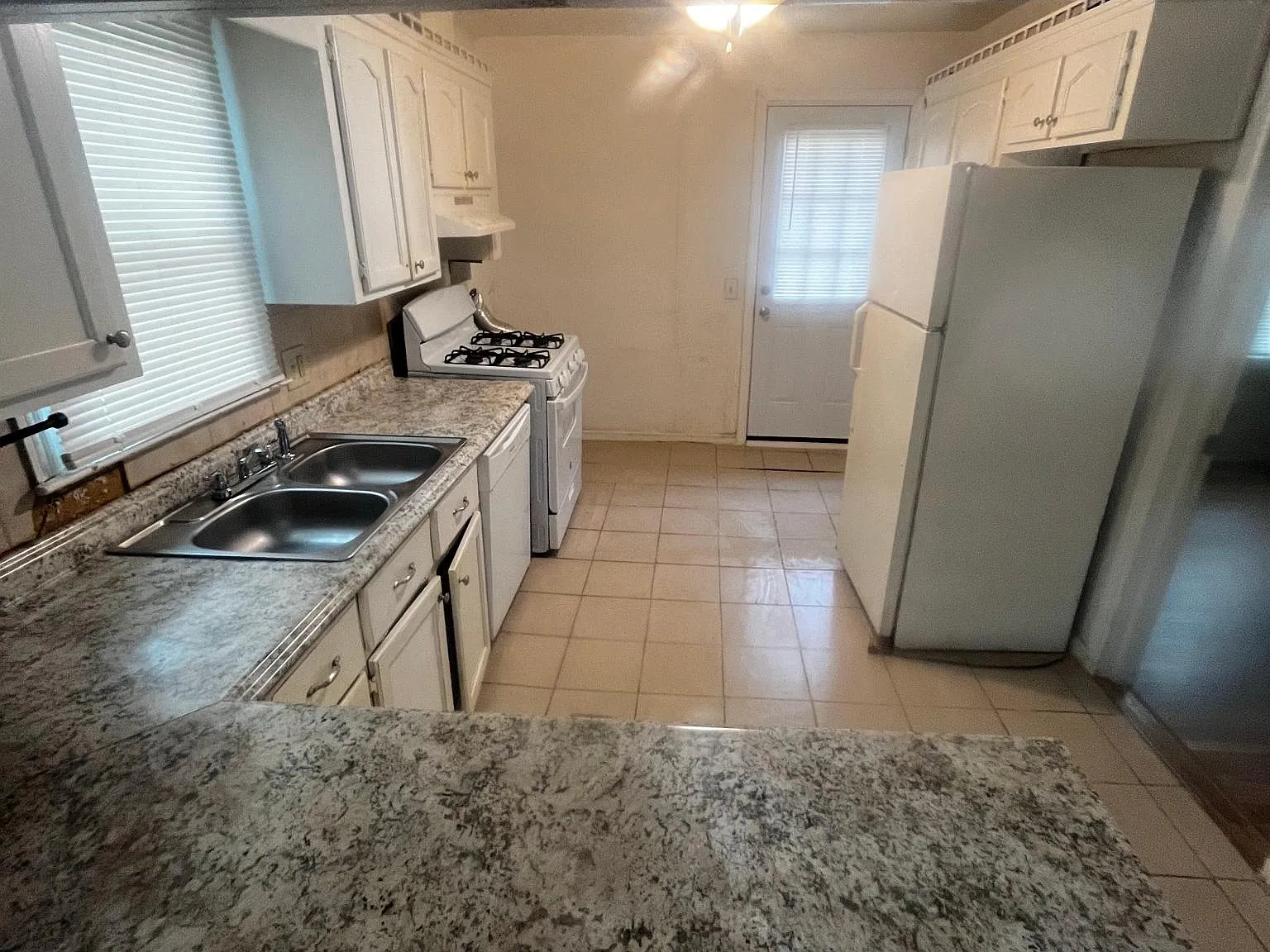 4 bed, 1327 sqft, $1,000 — Photo 2
