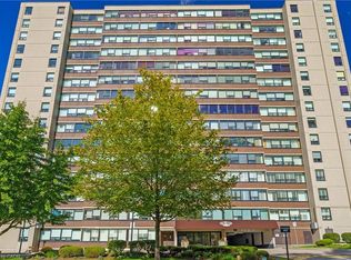 120 Duke St #403, Hamilton, ON L8P4T1