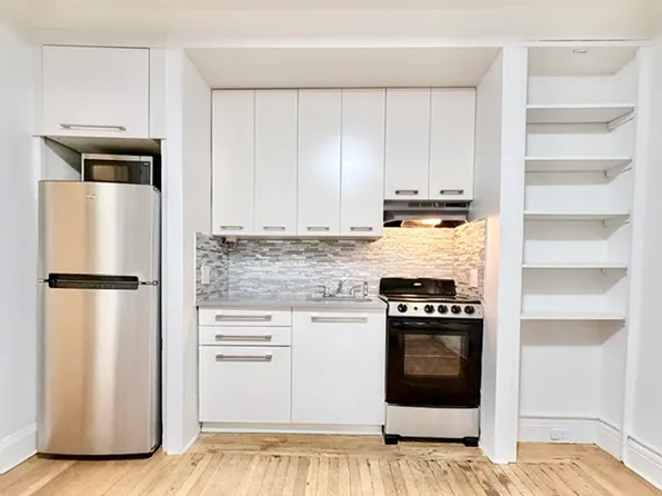 325 West 45th Street image 2 of 10