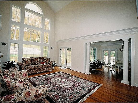 3rd image of 15 Saint Andrews Ct