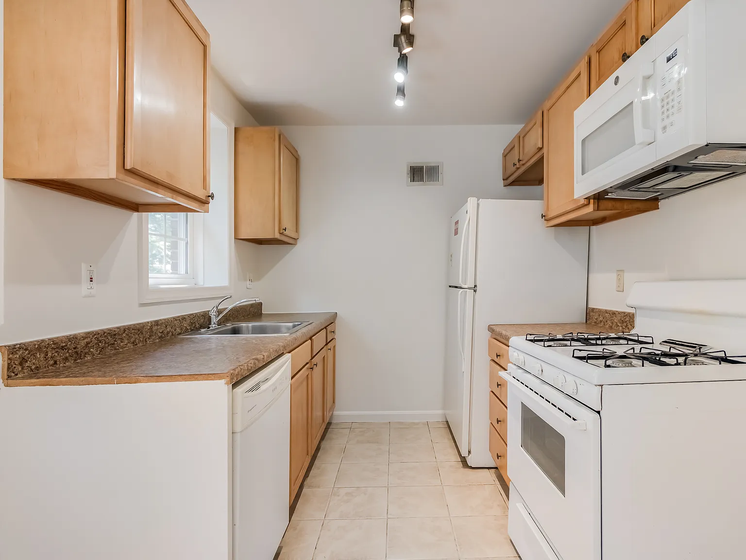 5 bed, $3,300 — Photo 3