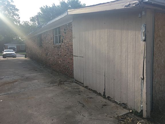 2nd image of 949 Banks St
