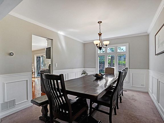 4th image of 555 Dalton Ln