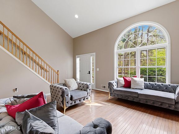 3rd image of 406 Burke Road