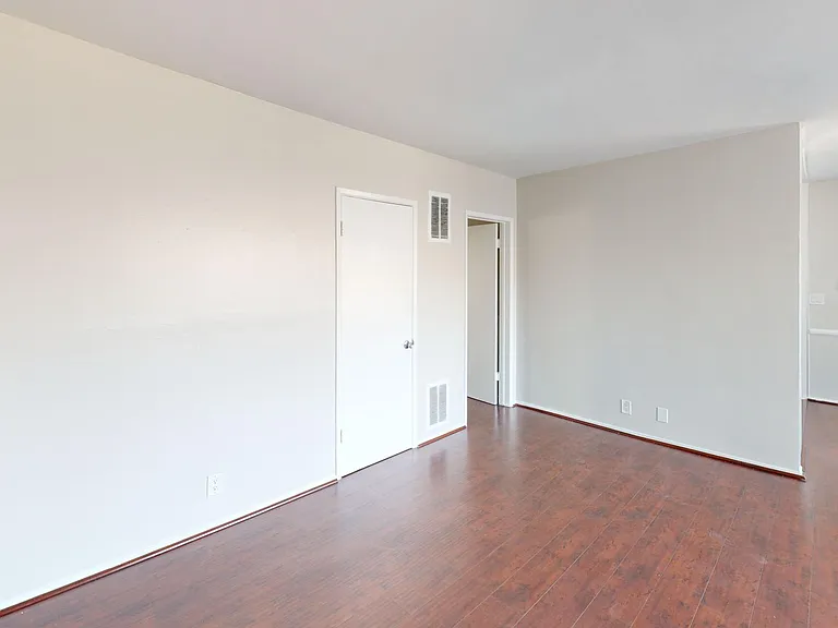 1042 Stanley — Photo 5