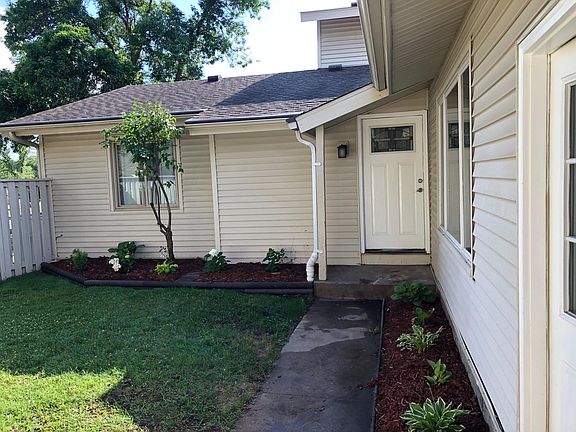 Private entrance, small fenced private yard