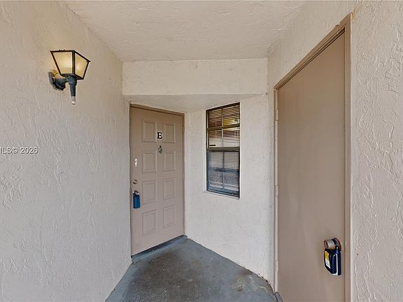 5th image of 889 Hamilton Dr #889E