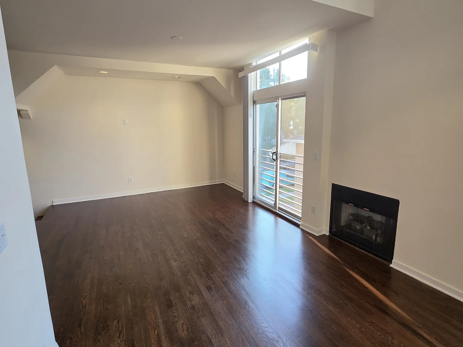 900 N Croft Avenue — Photo 2